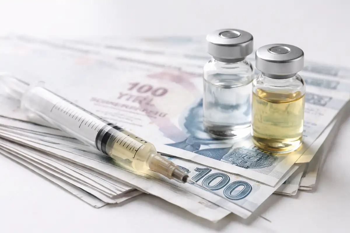 Mezoterapi uygulamasını temsil eden enjeksiyon, mezoterapi şişeleri ve para görseli